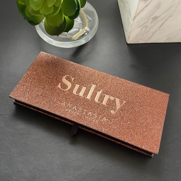 Almost LIKE NEW Anastasia Beverly Hills Sultry Palette, in orig packaging